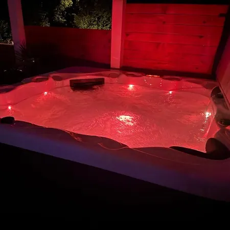 Zanic With Hot Tub Lägenhet *