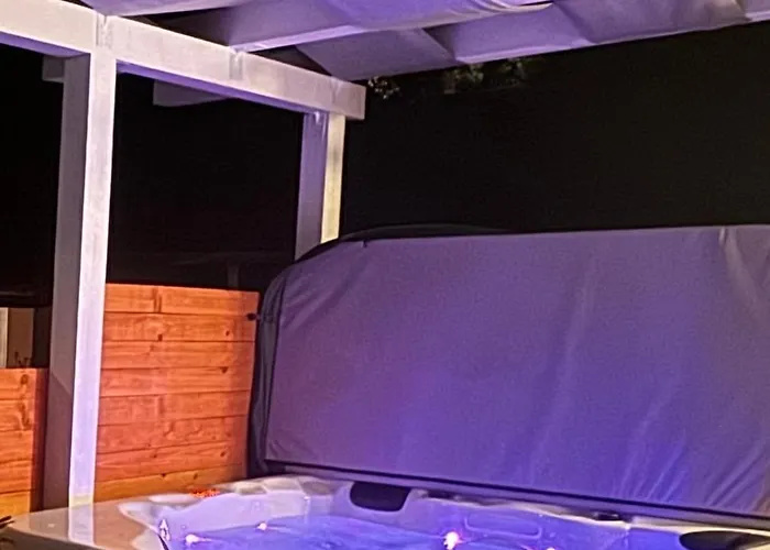 Apartment Zanic With Hot Tub