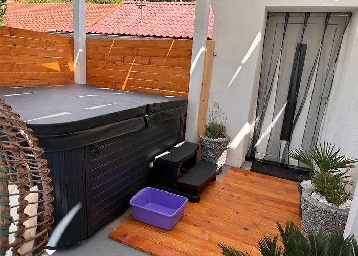 Zanic With Hot Tub Apartment