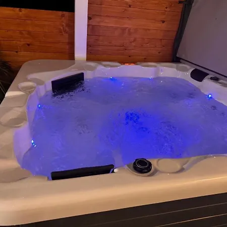 Zanic With Hot Tub *