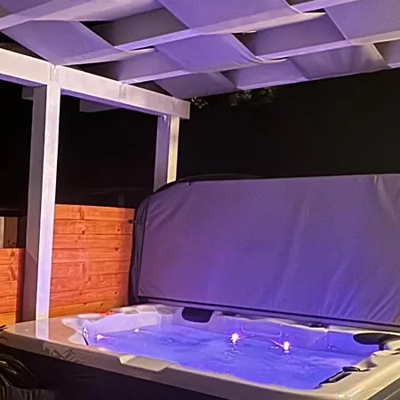 公寓 Zanic With Hot Tub